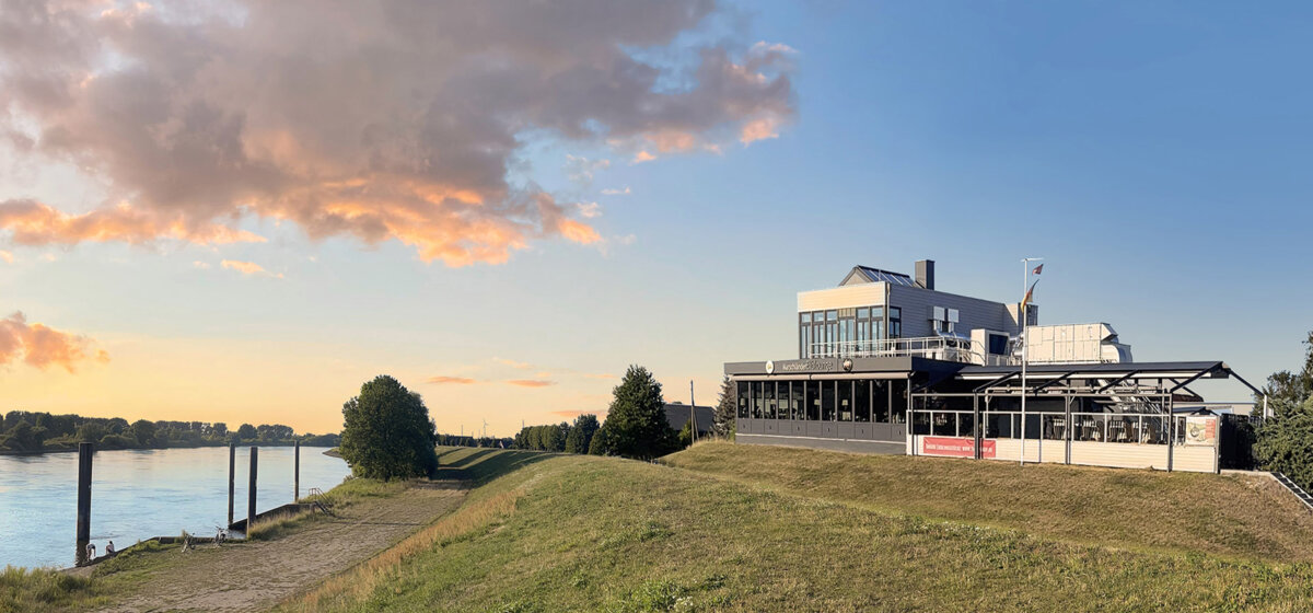 Sommerliche Hochzeit in der Marschländer Elblounge an der Elbe mit Live-Jazz