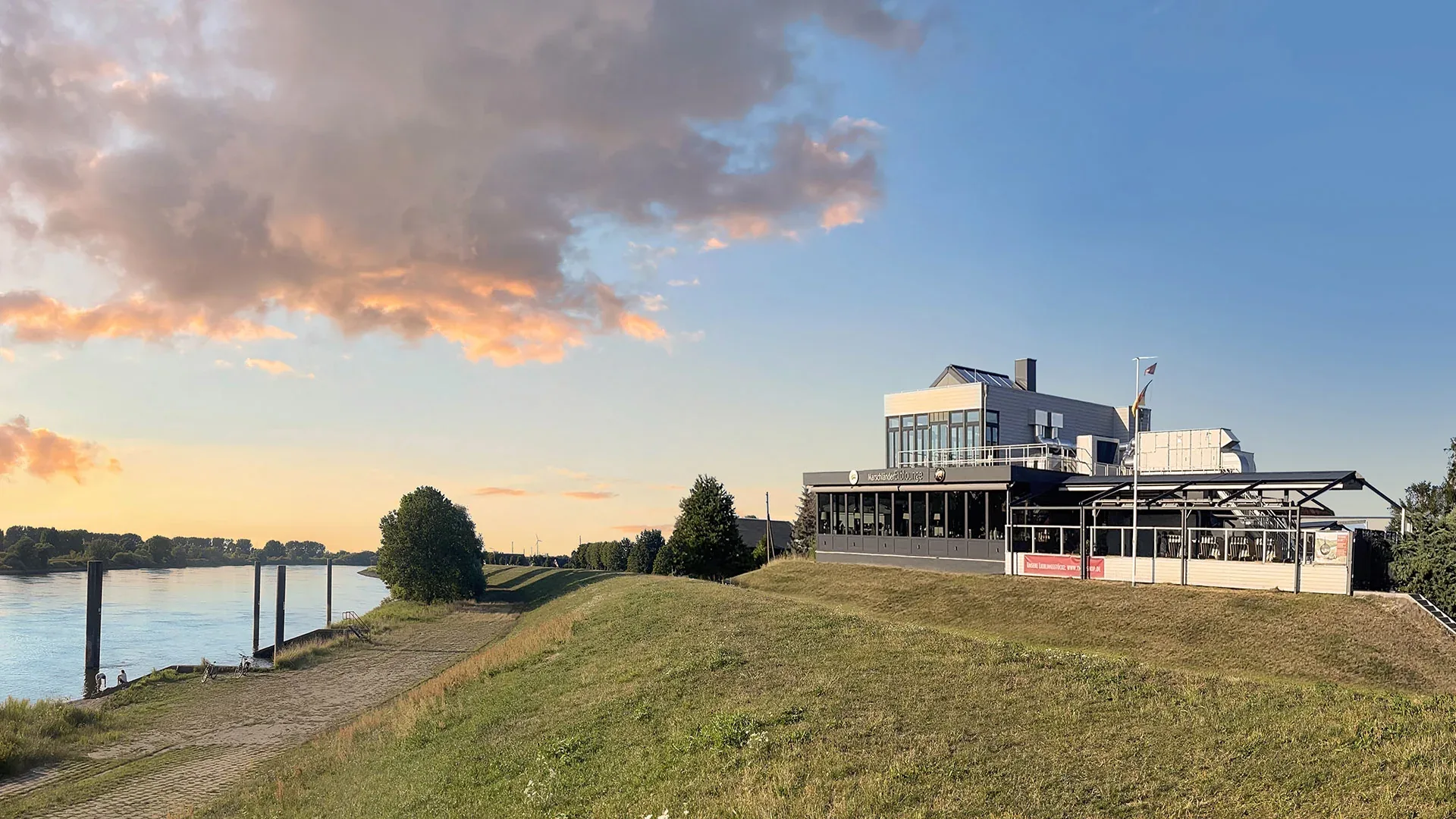Sommerliche Hochzeit in der Marschländer Elblounge an der Elbe mit Live-Jazz